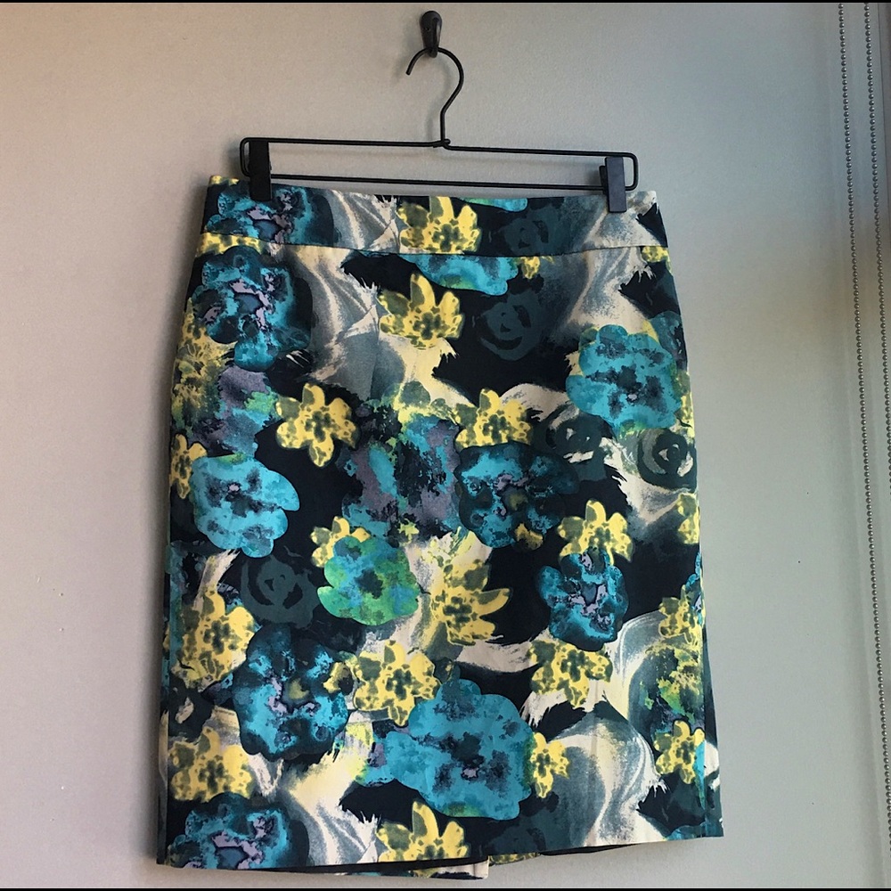 ANN TAYLOR watercolor floral pencil skirt - Picture 1 of 3